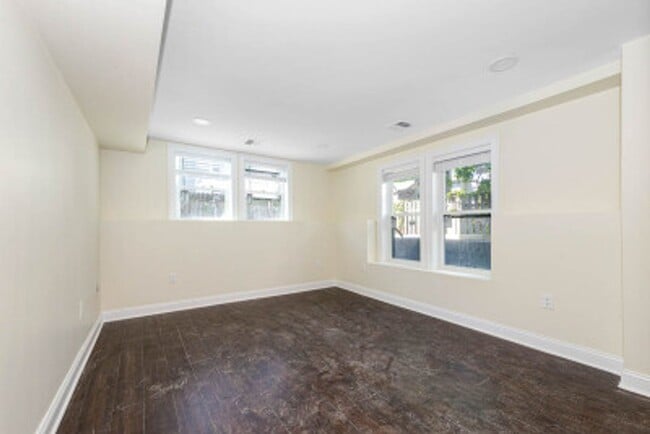 Building Photo - TUFTS 5 bed 5.5 bath - Available 6/1
