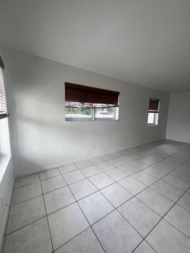 Building Photo - 3300 SW 32nd Ct