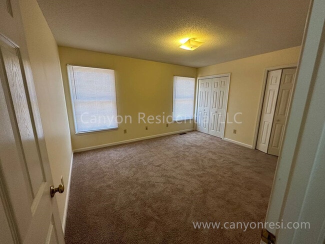 Building Photo - Beautiful 3b, ready to move in!