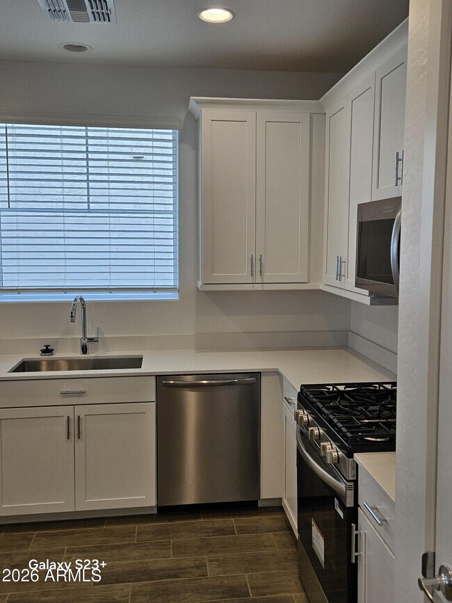 Building Photo - 3353 S Primrose