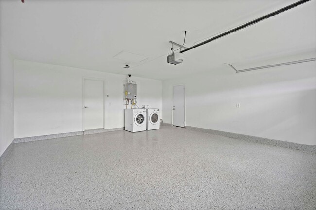 Building Photo - 6BD/4BA One Story Single Family House next...