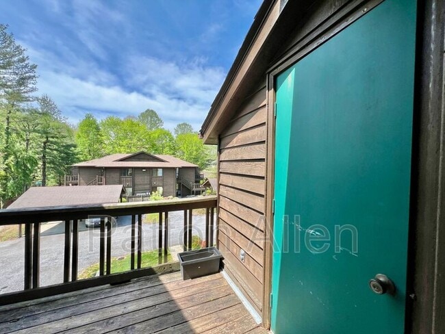 Building Photo - 530 Courtwood Ln