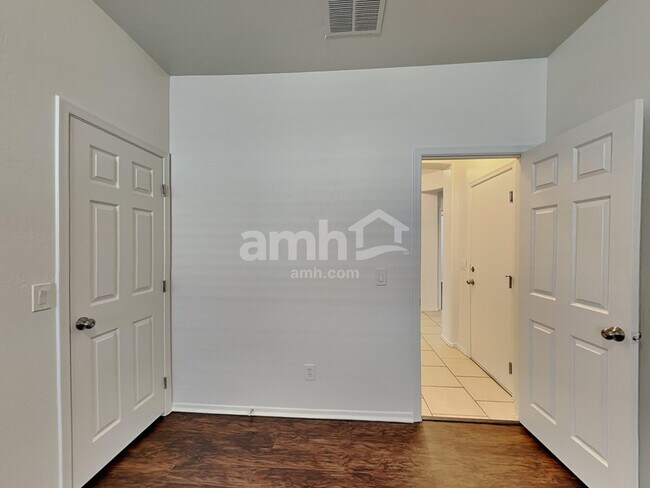 Building Photo - 15017 W Bloomfield Rd