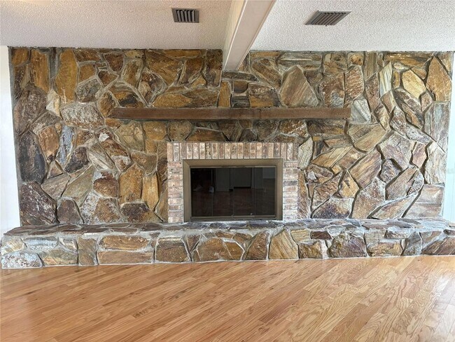 Building Photo - 1008 Lady Guinevere Dr