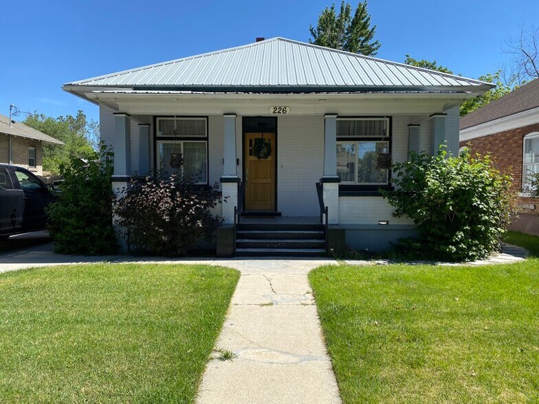 Building Photo - 226 400 S