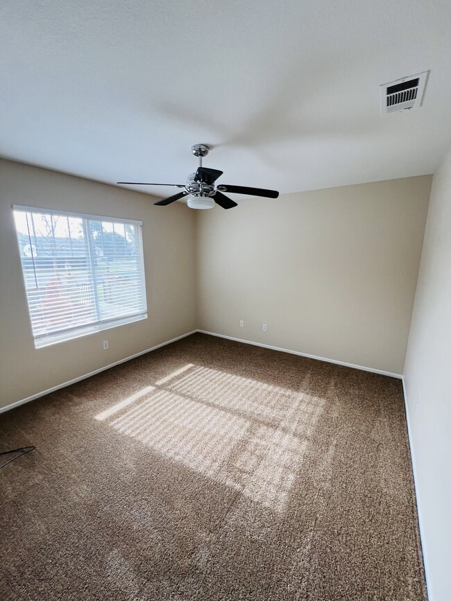 Building Photo - 31182 Amsterdam Rd