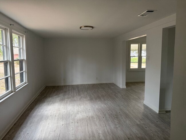 Building Photo - 128 Country Club Cir