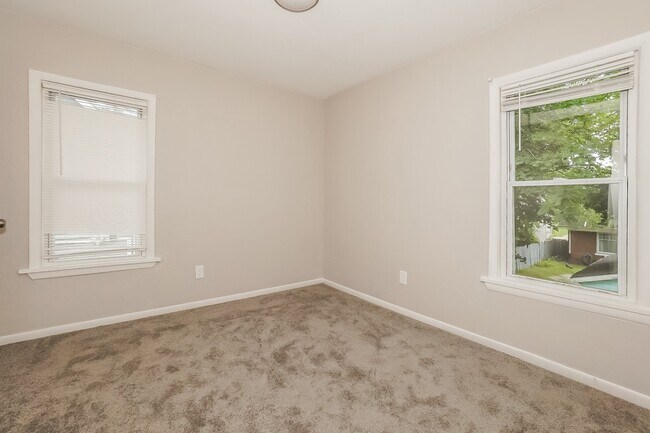 Building Photo - 128 Hollinger Ave