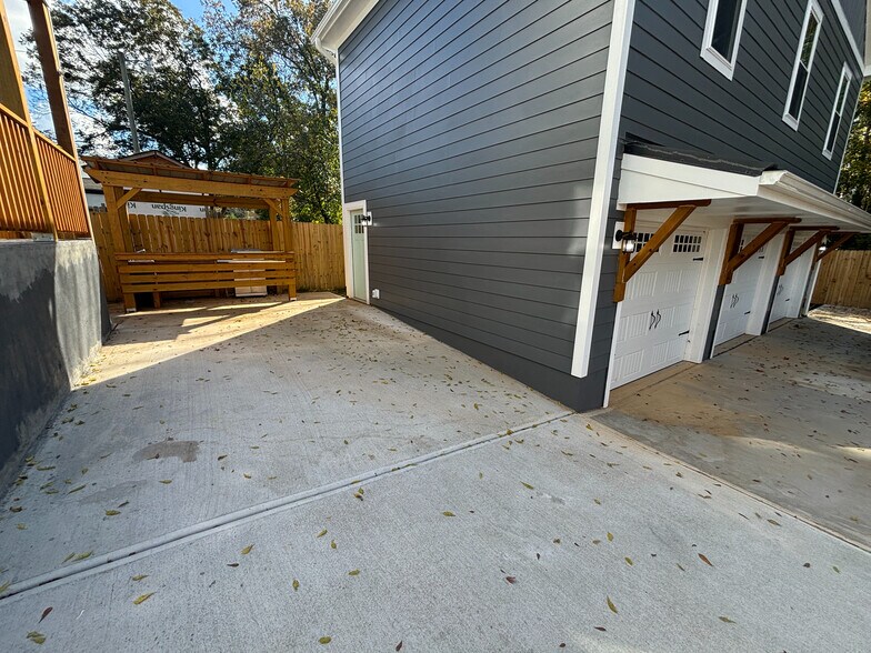 Building Photo - Room in Single Family Home on Booker Ave