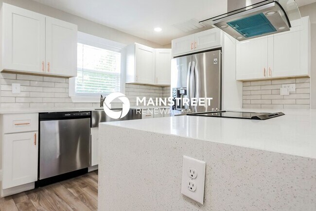 Building Photo - 4 Bedroom Pet-Friendly Home in Tampa, FL with Main Street Renewal