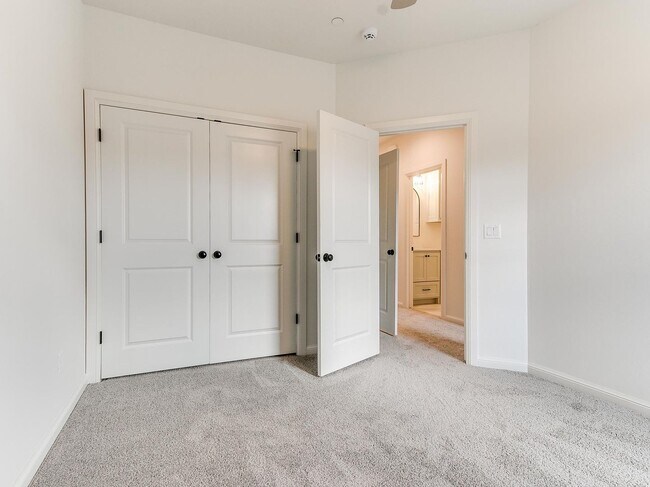 Building Photo - Luxury, Zero Maintenance Living Edmond Townhome