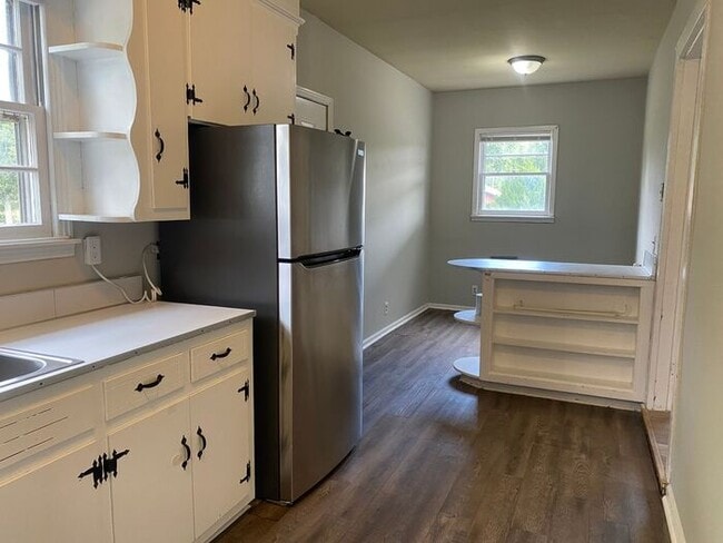 Building Photo - For Rent - Renovated One Bedroom Unit in G...