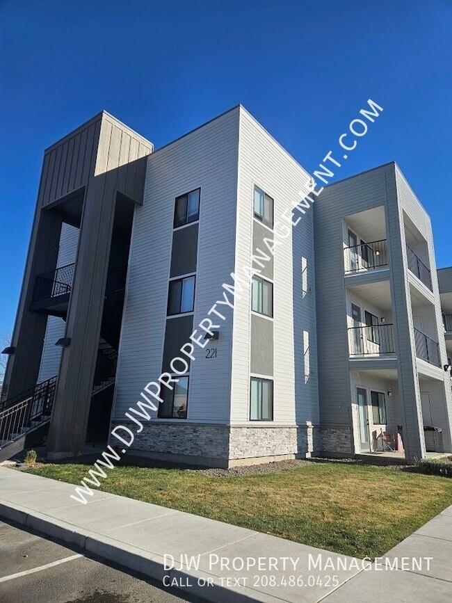 Building Photo - 221 E Maine Ave