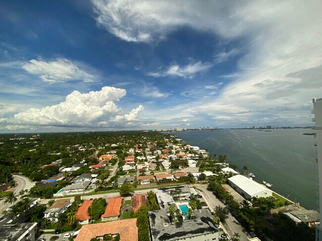 Building Photo - 7951 NE Bayshore Ct