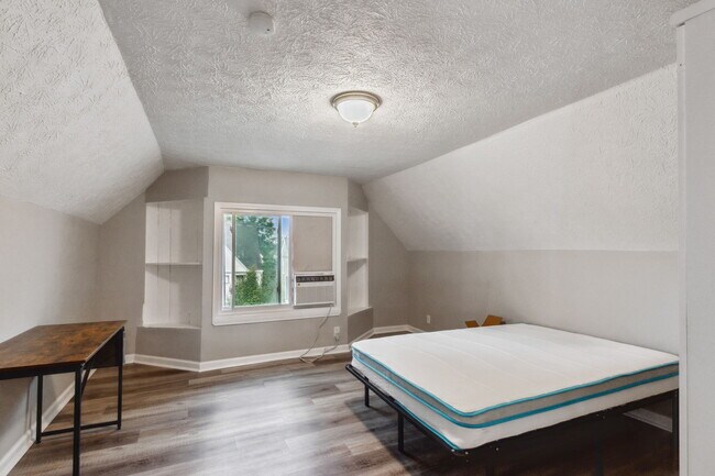 Building Photo - 10908 Churchill Ave