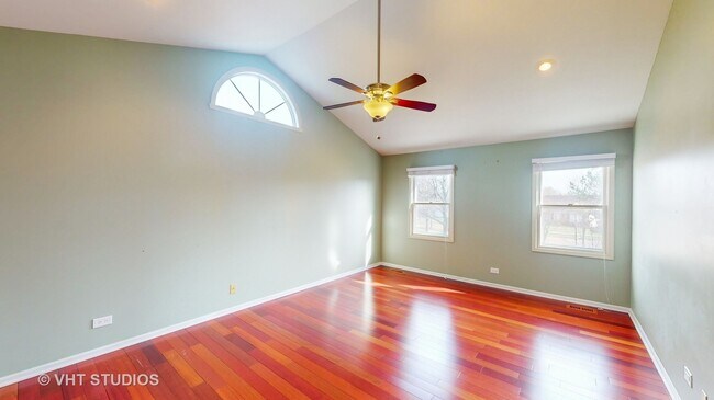 Building Photo - 712 N Victoria Dr