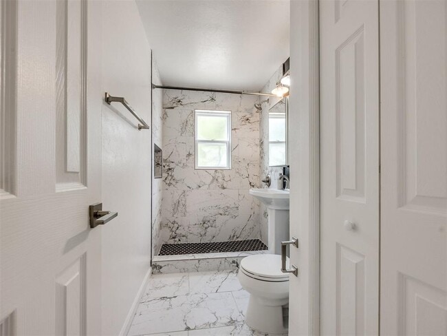 Building Photo - 217 E Daws St