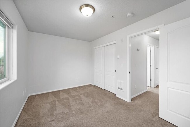 Building Photo - 2 bedroom 1.5 bath Condo! Washer and Dryer in unit!!