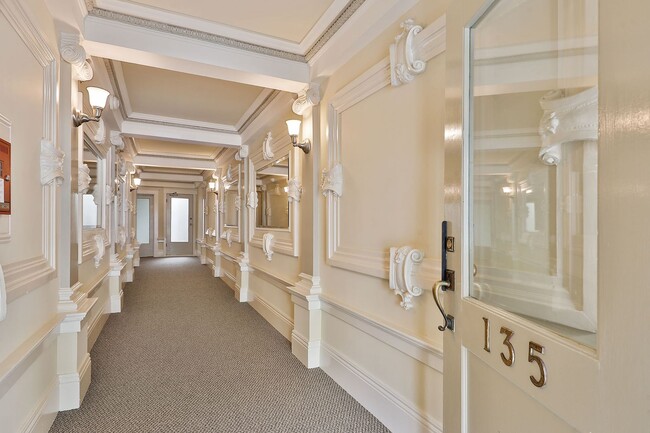 Building Photo - Cole Valley: Bright Top Floor Unfurnished 1 Bed 1 Bath with Garage Parking