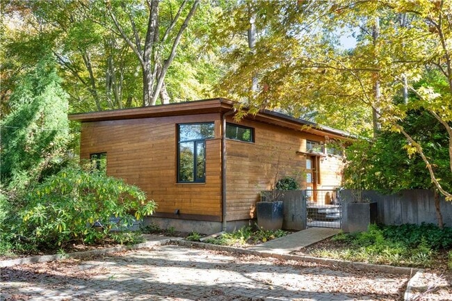 Building Photo - 515 Claire Dr NE