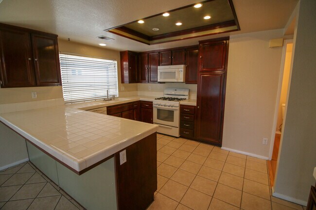 Building Photo - Welcome home to this gorgeous 3-bedroom, 2.5-bath home located in the highly desirable Riverwalk ...
