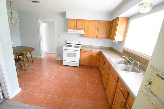 Building Photo - 1706 Oaks Dr