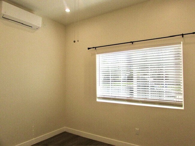 Building Photo - ADU-1 bedroom Utilities Inc. Washer/Dryer/Refrigerator Showings BY APPOINTMENT ONLY