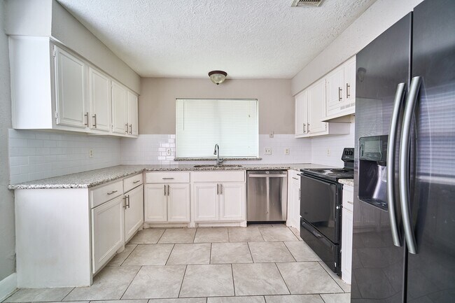 Building Photo - 923 Kenforest Dr