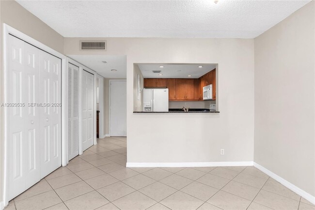 Building Photo - 100 Lakeview Dr