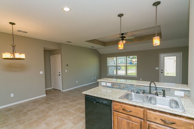 Building Photo - MOVE IN READY- Single Family Home- 3bedroo...