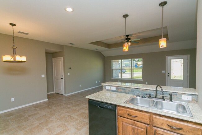 Building Photo - MOVE IN READY $200 OFF 1st month's rent -S...