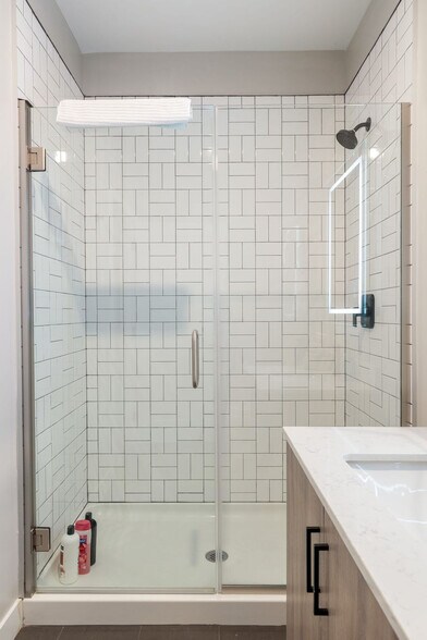 Building Photo - 205 W 4th St