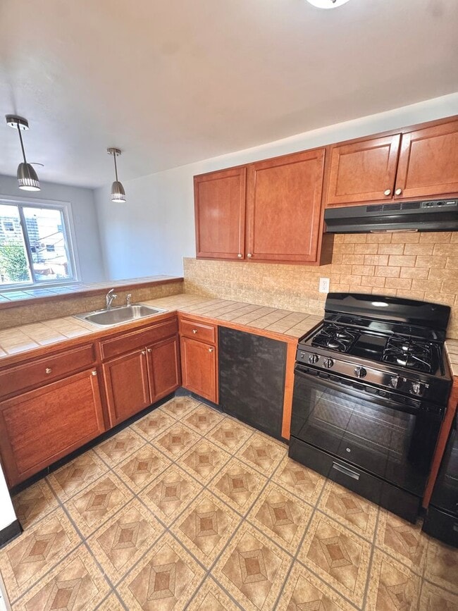 Building Photo - SUPER CLEAN THREE BEDROOM TOWNHOME