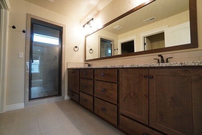Building Photo - 38 E Ranch Dr
