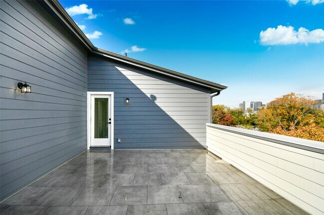 Building Photo - 3231 Tuam St