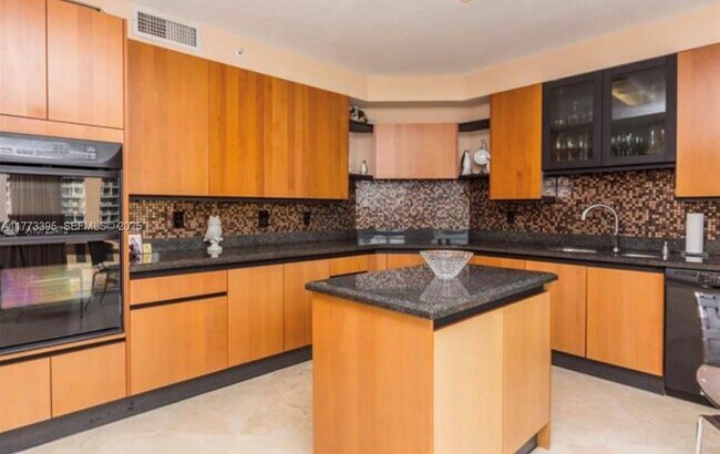 Building Photo - 17555 Collins Ave