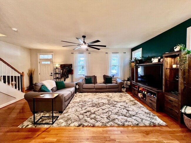 Building Photo - Gorgeous Home in the heart of Bayview Beach