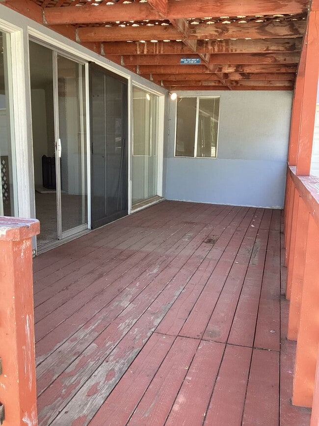 Building Photo - Centrally Located Single Story Ranch Style...