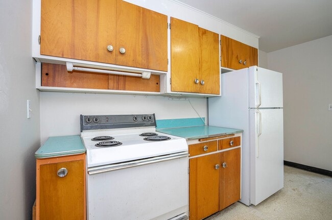 Building Photo - Spacious 4-Bedroom Home with Large Yard, Covered Patio & Garage in Lakewood