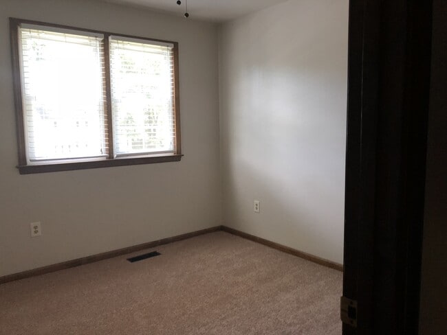 Building Photo - AVAILABLE 7/18/2025 - 4 bedroom house in P...