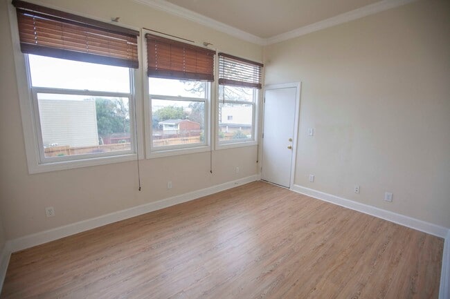 Building Photo - House for rent, Updated 4BR+2 extra BR/Den/Offices/Family Rooms & 3BA in Ingleside!
