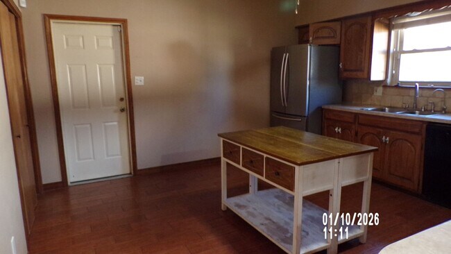 Building Photo - Fantasic Country Club West Home  1/2 OFF FIRST FULL MONTH'S RENT