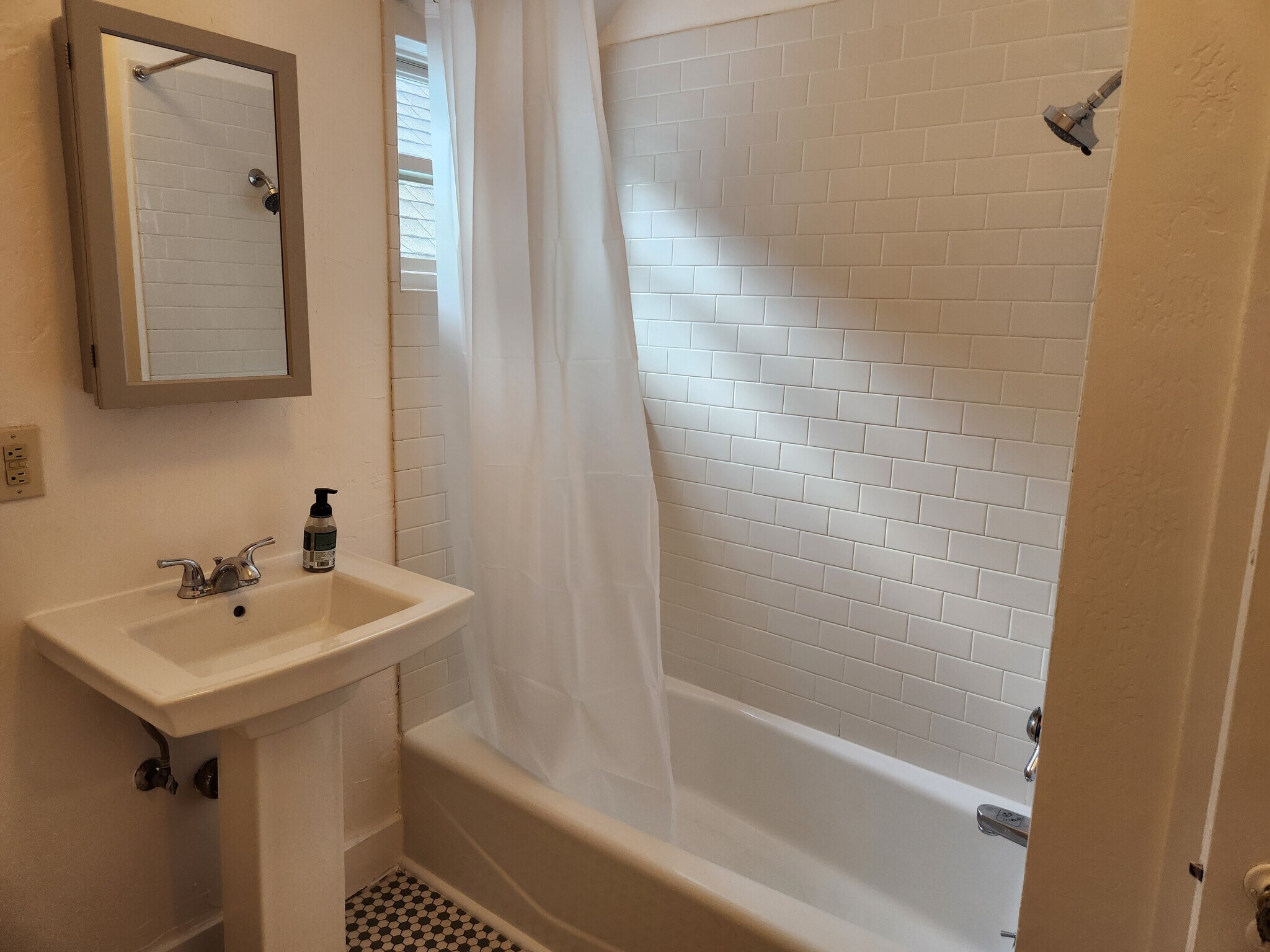 Building Photo - 560 Diamond St