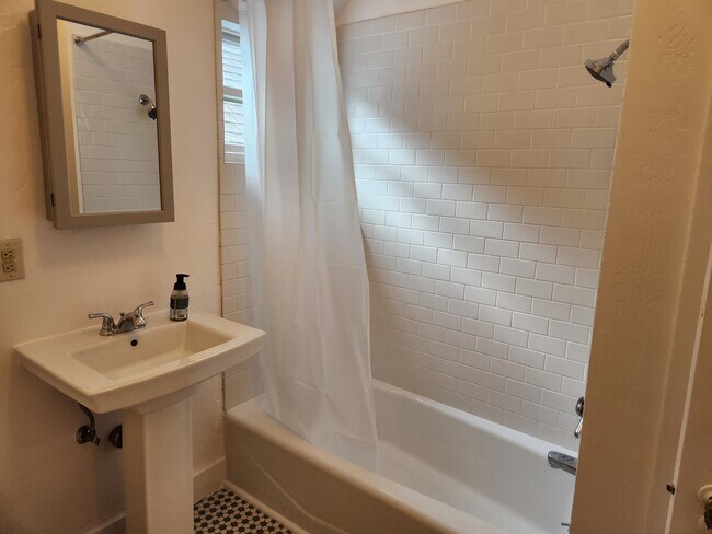 Building Photo - 560 Diamond St