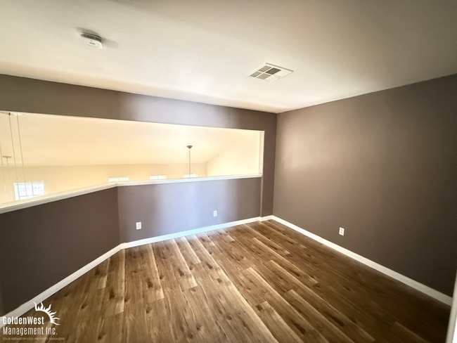 Building Photo - Beautifully Maintained 2Bdm 2Ba Two-story ...