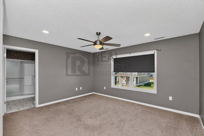 Building Photo - 1651 SW Arlan Dr