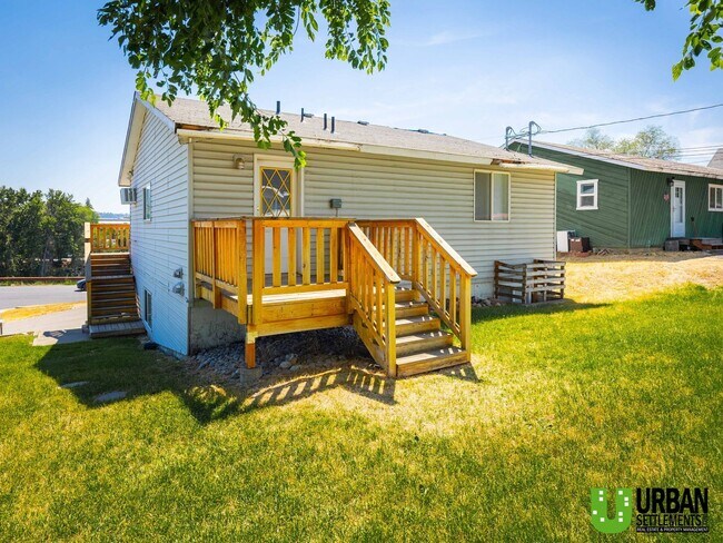 Building Photo - Upriver Dr. 3531-3533 E