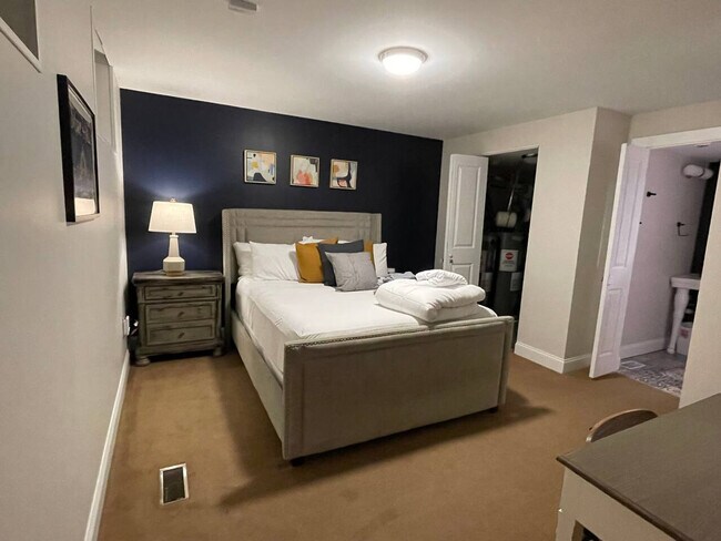 Building Photo - 107 E Clifton Ave