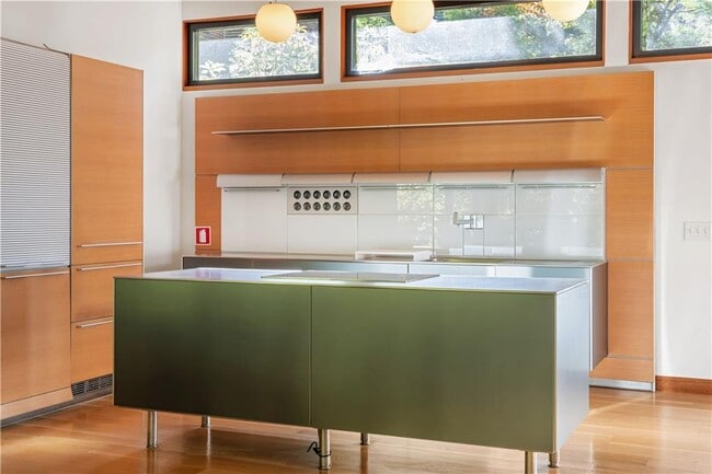 Building Photo - 515 Claire Dr NE