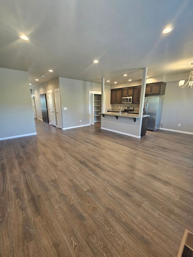 Building Photo - Beautiful Townhomes in East Medford